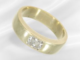 Ring: massiver Goldschmiedering mit feinem Diamant, Cushion-Schliff, ca. 0,6ct