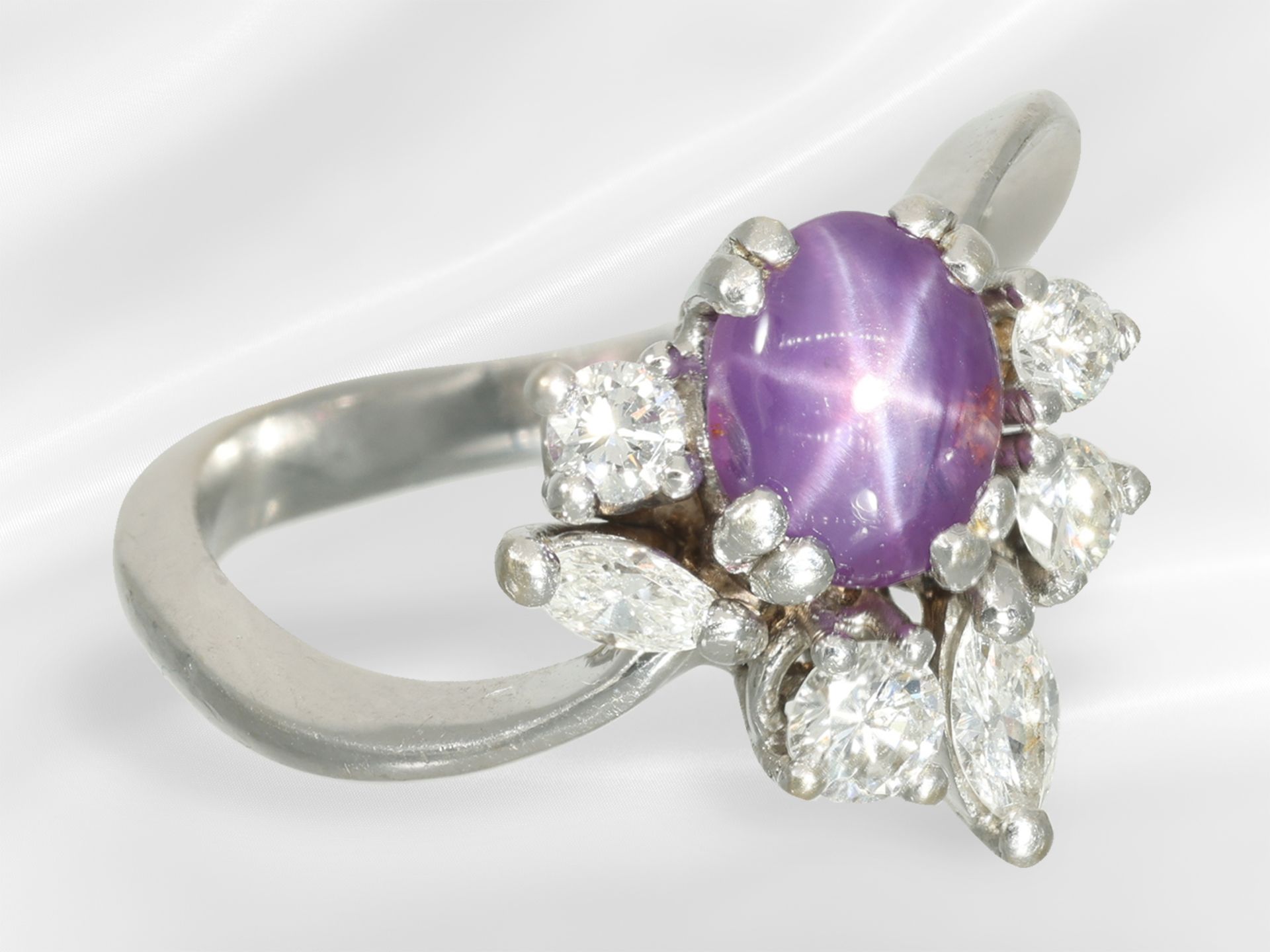 Ring: solider Goldschmiedering mit Sternrubin und feinen Diamanten/Brillanten - Bild 3 aus 4