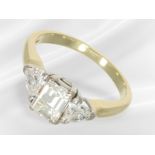 Ring: extremely fine diamond ring, centre stone 1ct, triangle stones approx. 0.6ct