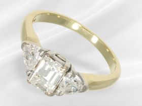 Ring: Hochfeiner Diamantring, Mittelstein 1ct, Triangelsteine ca. 0,6ct