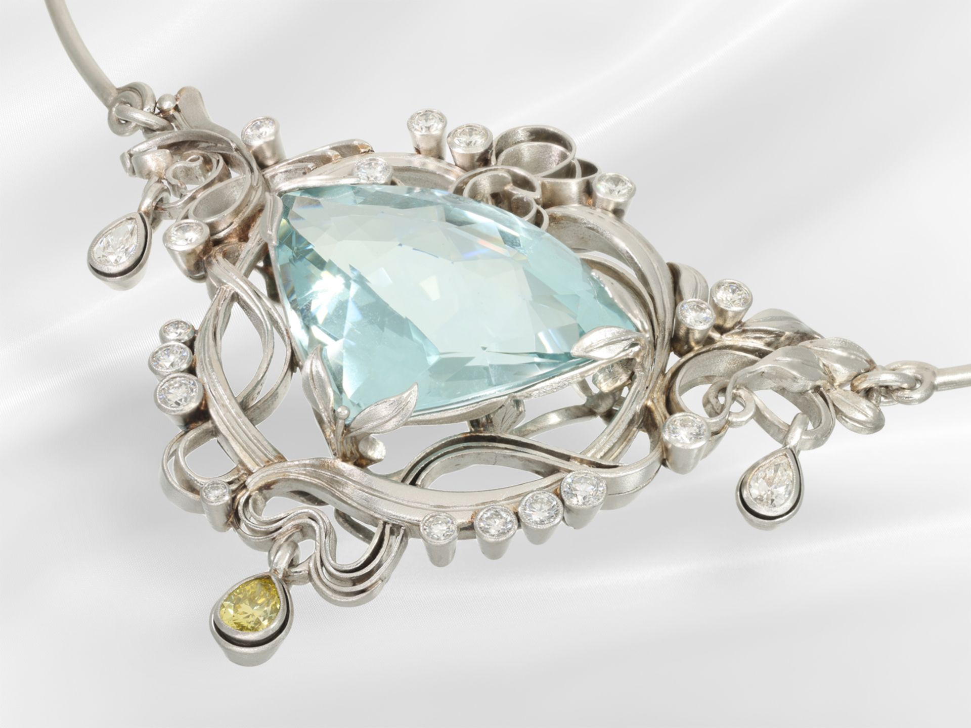 Chain/necklace: important platinum goldsmith jewellery, unique, aquamarine of 102ct - Image 2 of 3