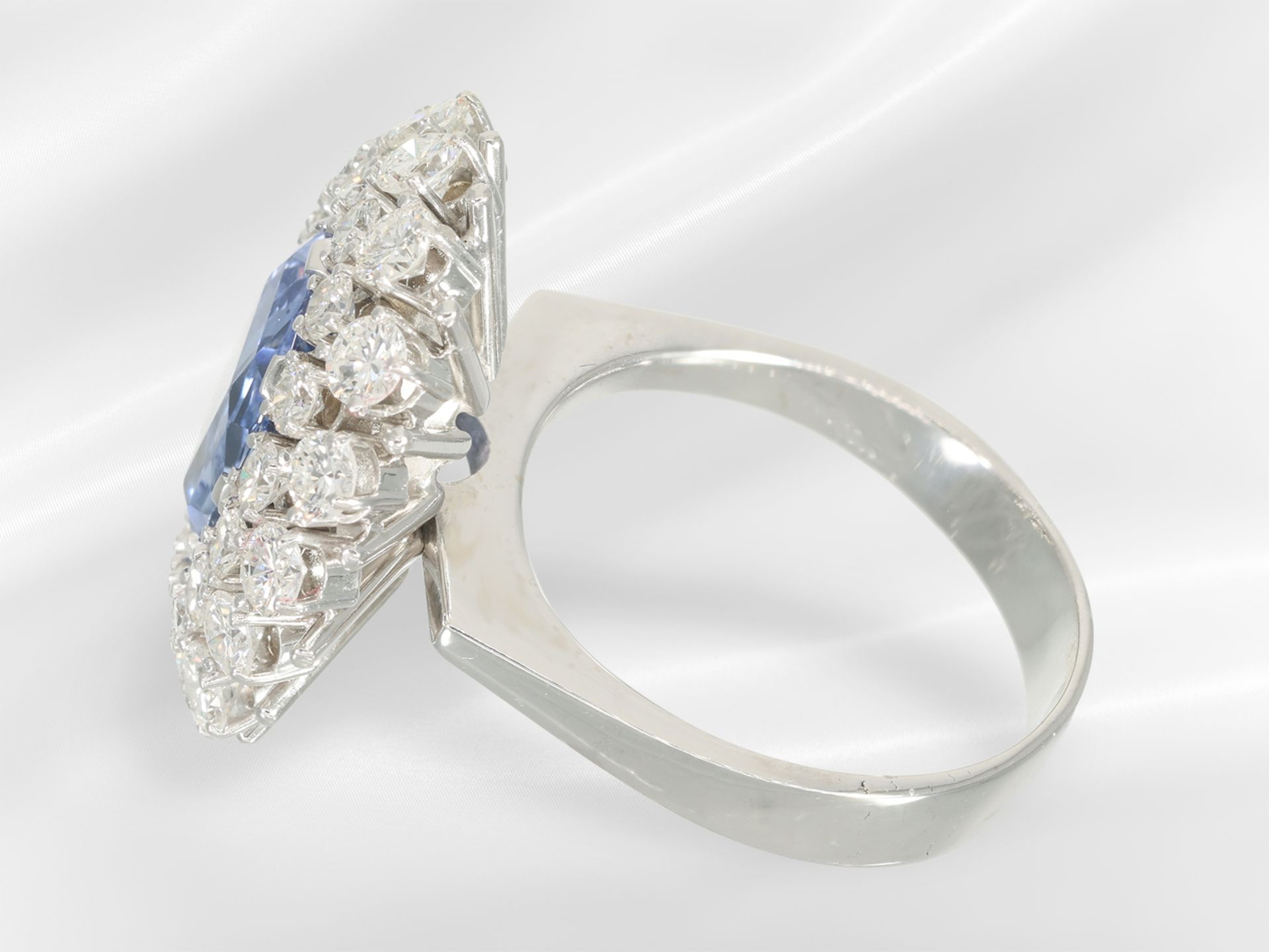 Ring: very valuable gold jewellery ring with abundant setting of brilliant-cut diamonds and large Ce - Image 6 of 6