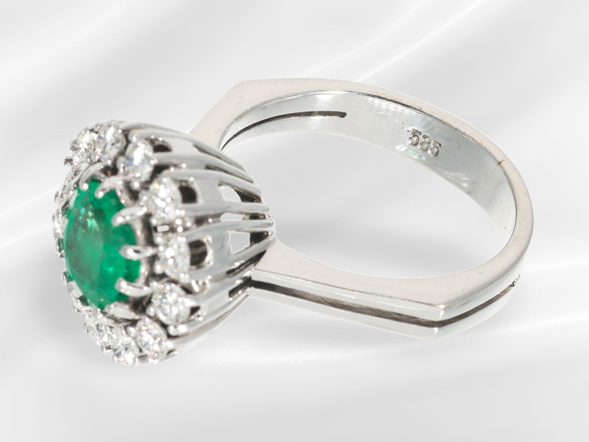 Ring: gut erhaltener weißgoldener Smaragd/Brillant-Blütenring, ca. 1,33ct, incl. Wertgutachten - Bild 4 aus 5