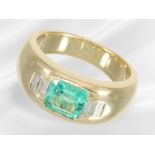 Ring: hochwertig und massiv gefertigter Bandring mit feinem Edelsteinbesatz, leuchtender Smaragd ca.