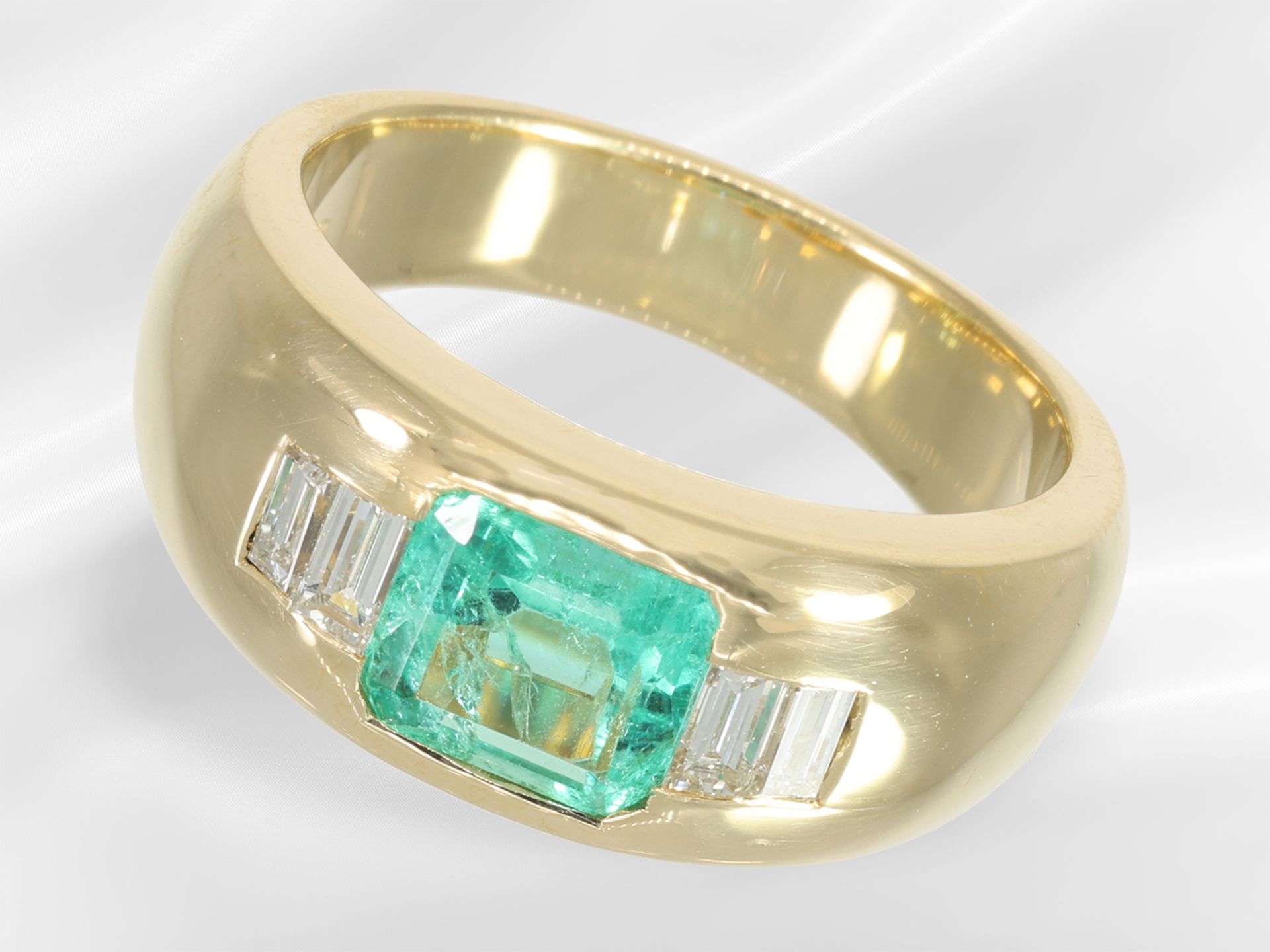 Ring: hochwertig und massiv gefertigter Bandring mit feinem Edelsteinbesatz, leuchtender Smaragd ca.