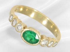 Ring: schöner Smaragd/Brillant-Goldschmiedering, Handarbeit aus 18K Gelbgold