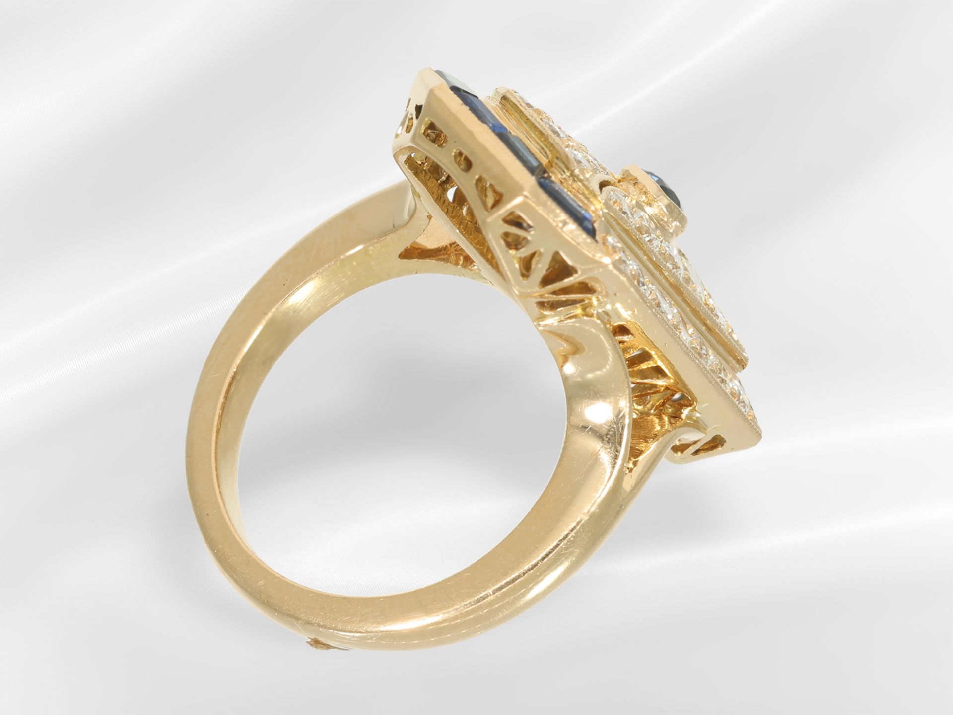 Ring: sehr dekorativ gestalteter Brillant/Saphirring im Art déco Stil, 18K Gold - Bild 5 aus 5