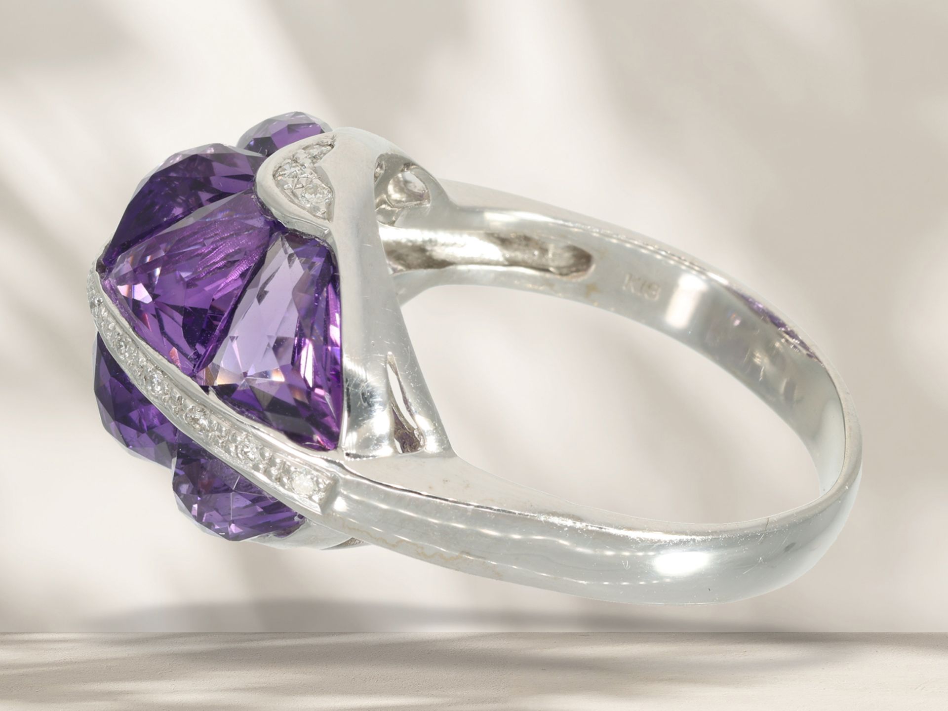 Ring: Außergewöhnlicher Designerring mit Brillanten und Amethysten, Cocktailring - Bild 2 aus 7