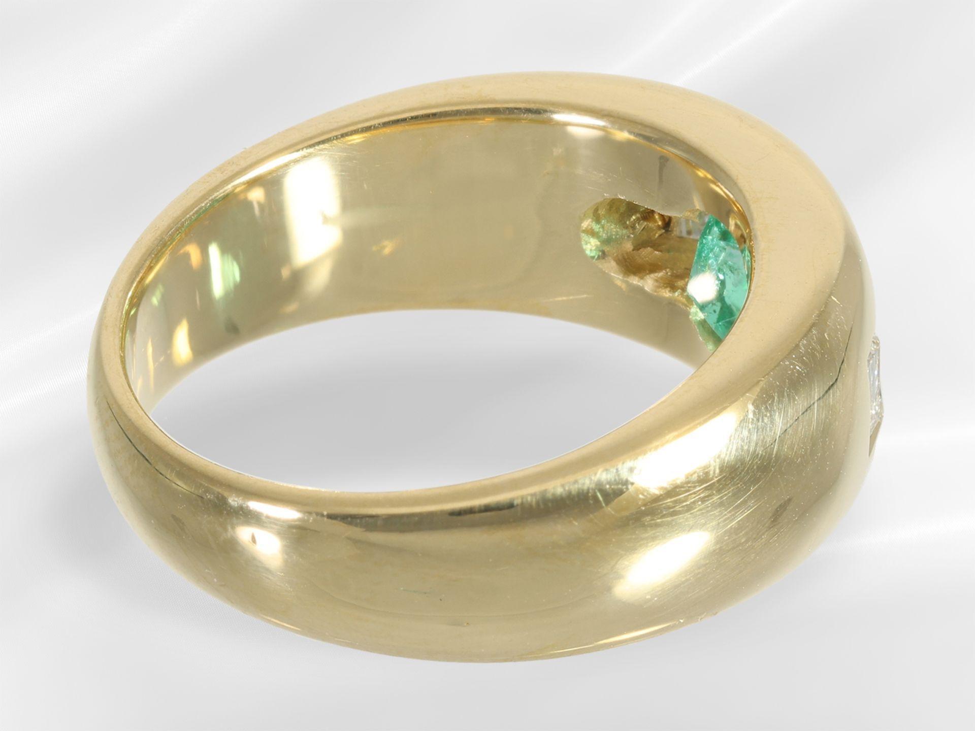 Ring: hochwertig und massiv gefertigter Bandring mit feinem Edelsteinbesatz, leuchtender Smaragd ca. - Bild 4 aus 4