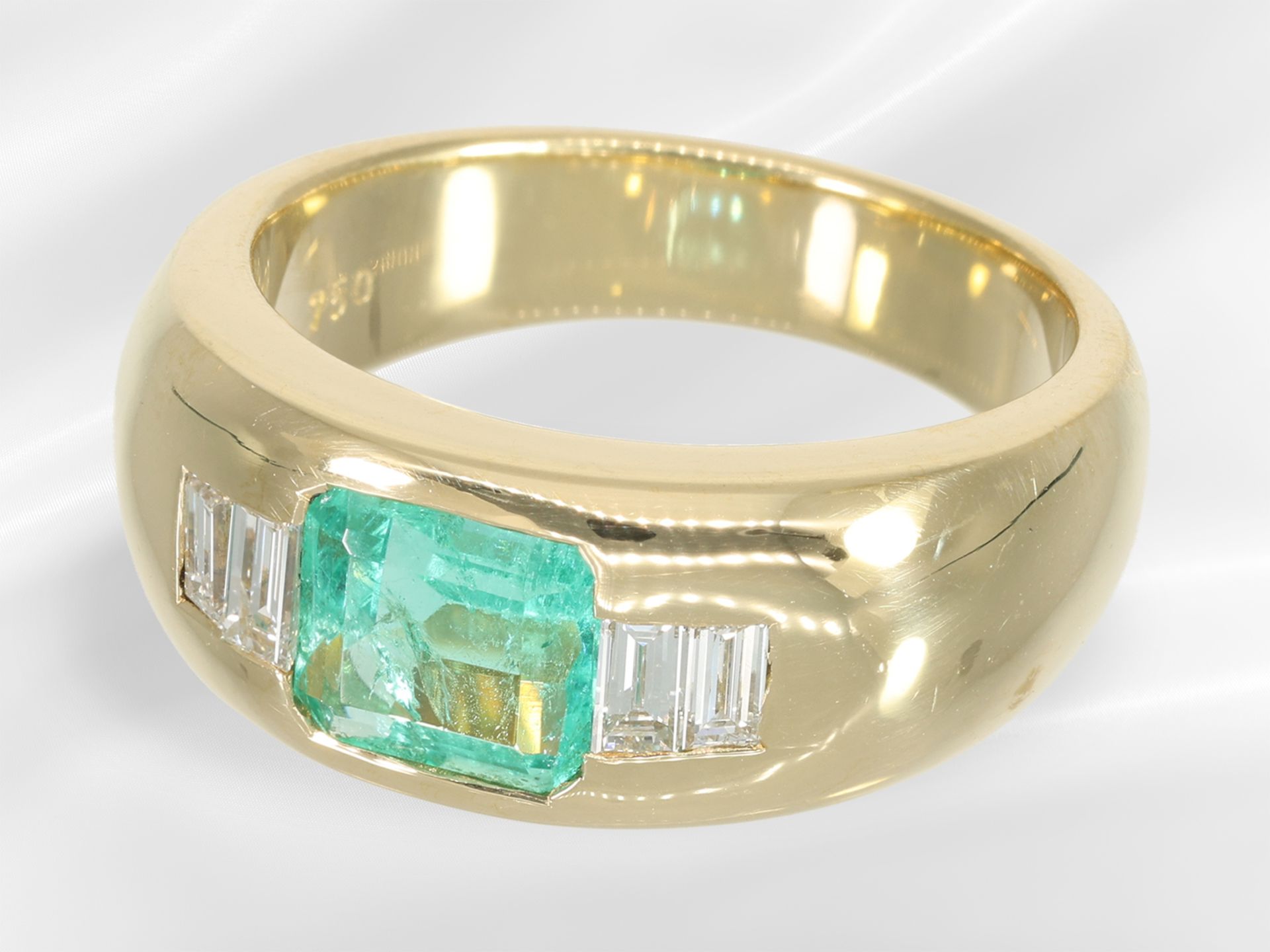 Ring: hochwertig und massiv gefertigter Bandring mit feinem Edelsteinbesatz, leuchtender Smaragd ca. - Bild 2 aus 4