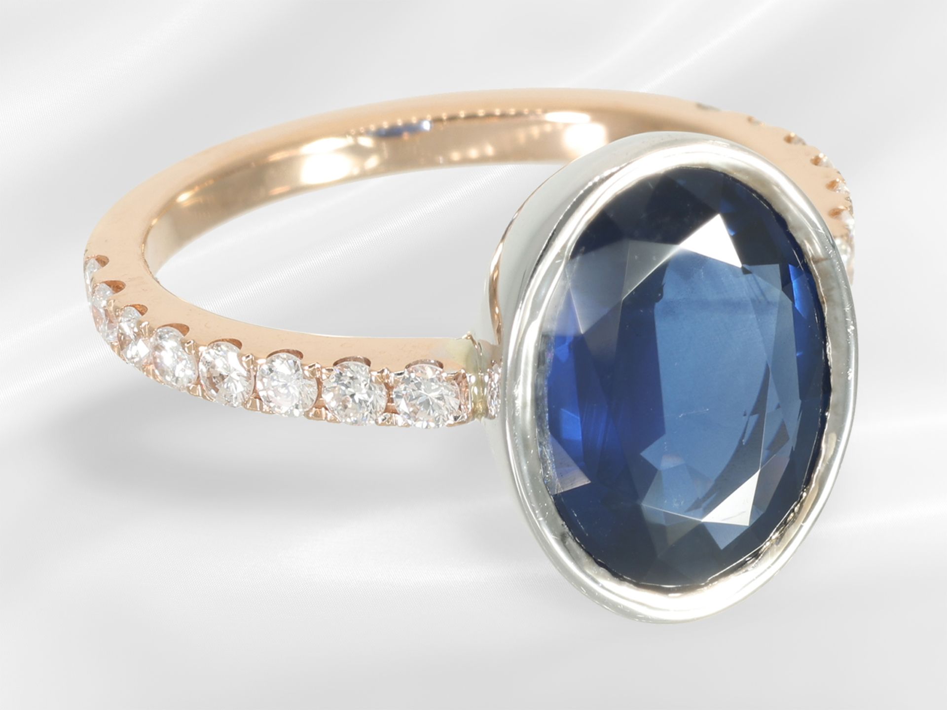 Ring: sehr wertvoller, neuwertiger Saphir/Brillantring, Saphir "Royal Blue - No Heat" ca. 3,84ct - Bild 2 aus 4