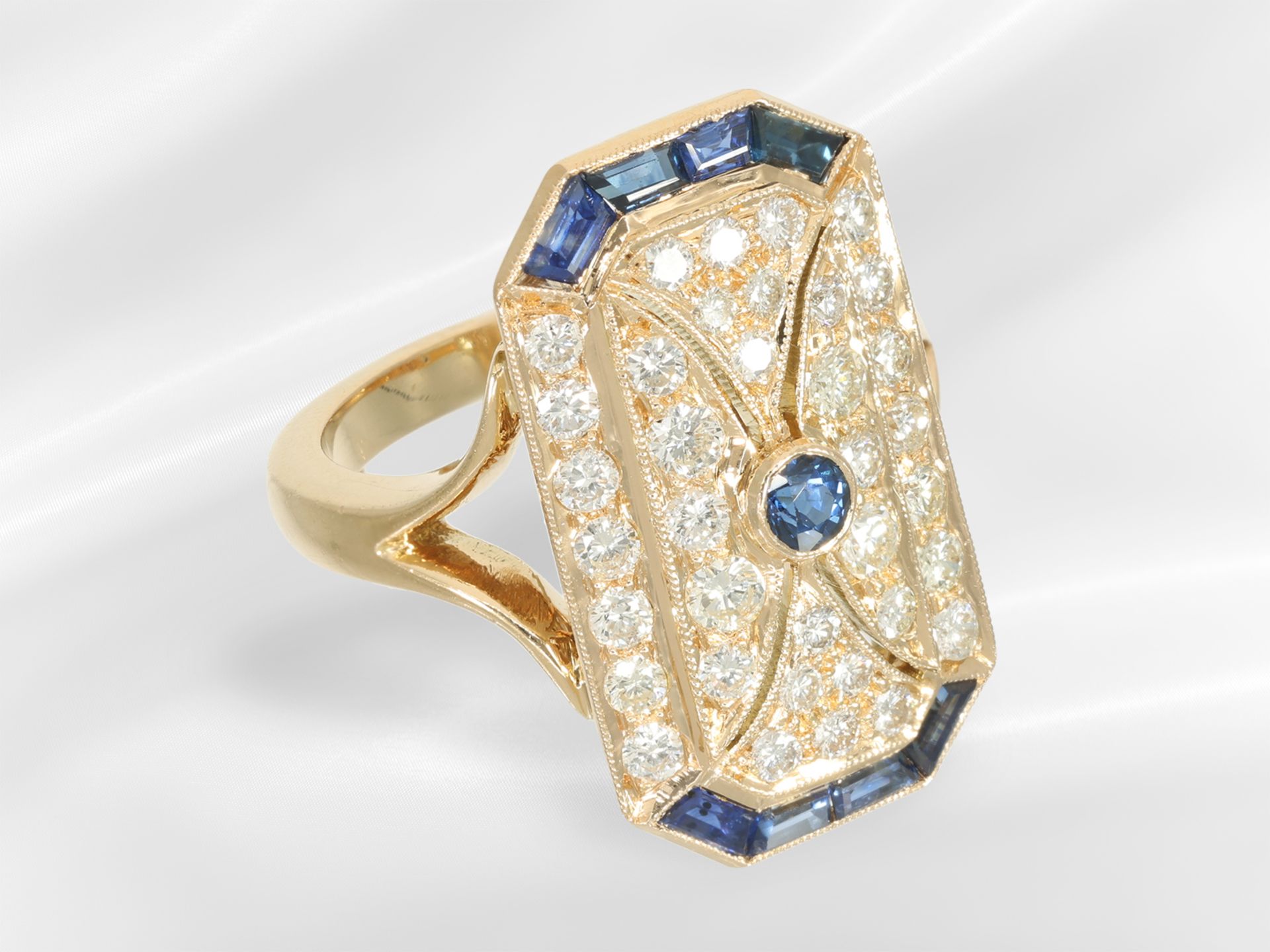 Ring: sehr dekorativ gestalteter Brillant/Saphirring im Art déco Stil, 18K Gold - Bild 4 aus 5