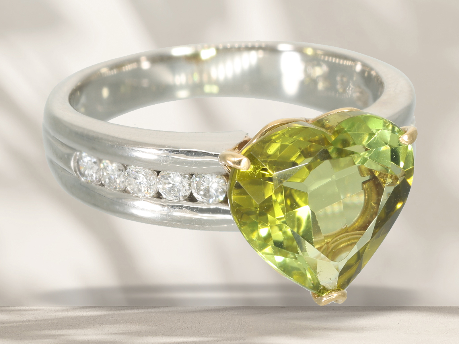 Ring: modern platinum ring with large green sphene (titanite) and brilliant-cut diamonds, like new - Image 2 of 7