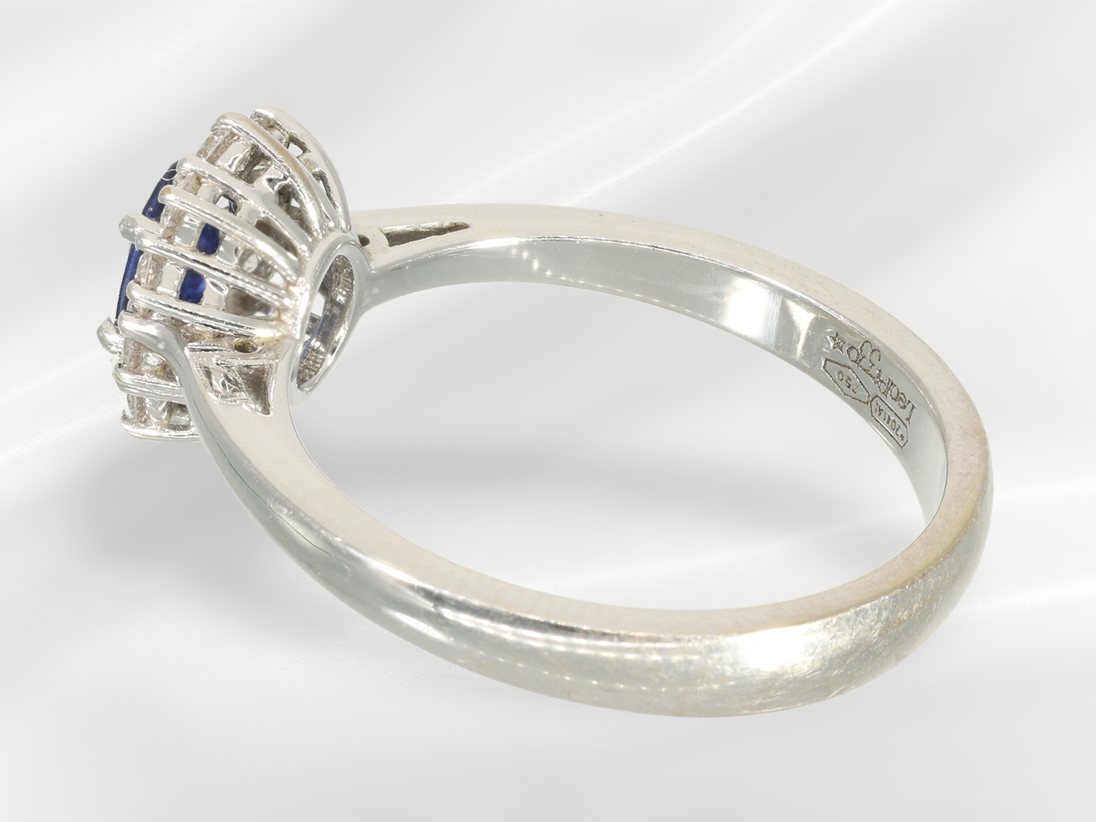 Ring: fine white gold sapphire/brilliant-cut diamond ring, approx. 0.83ct gemstone setting, Leo Pizz - Image 4 of 5