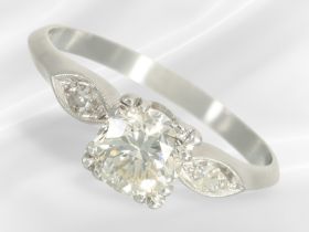 Ring: feiner Platinring mit einem Brillanten von ca. 0,8ct