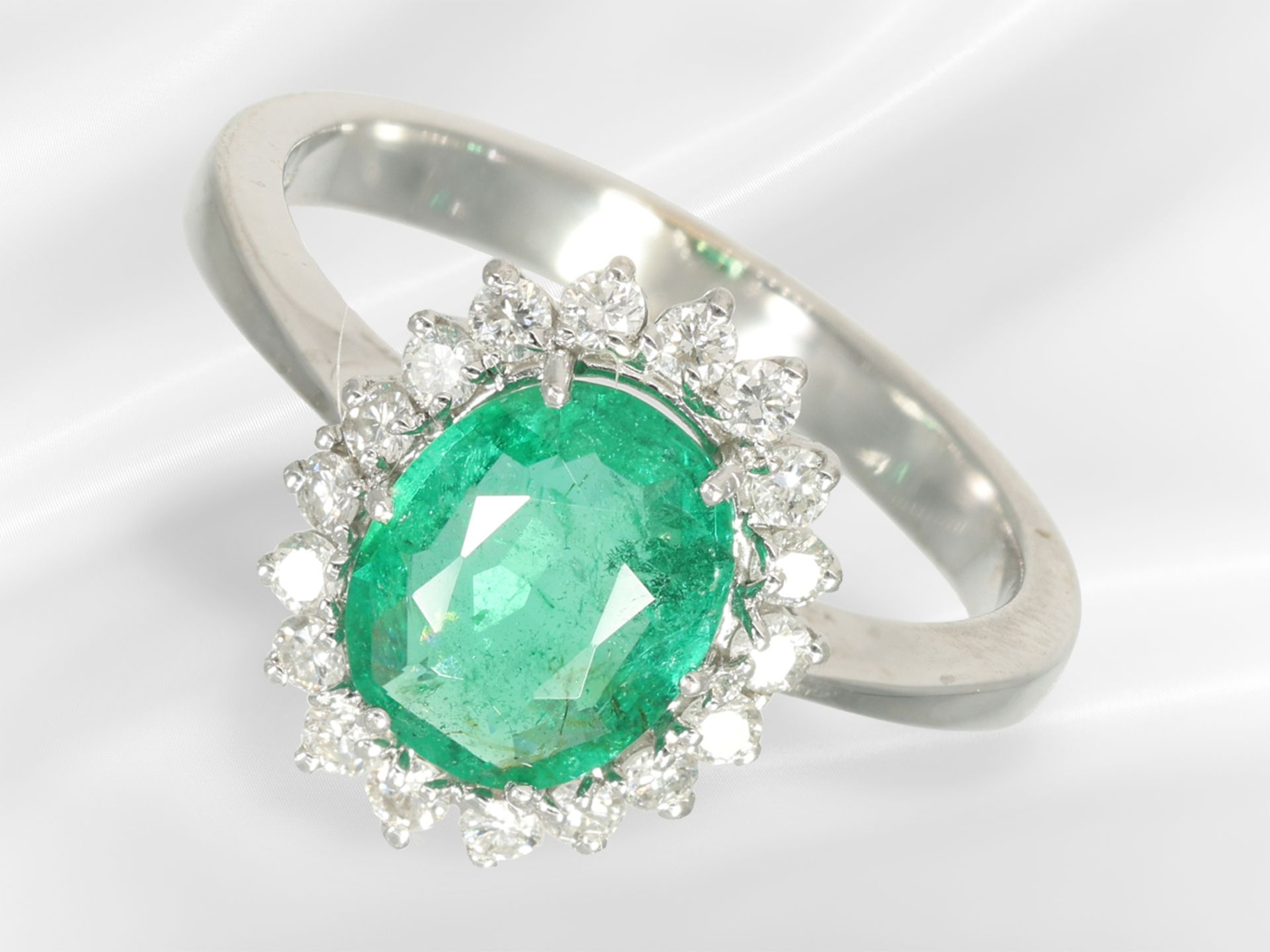 Ring: high-quality, formerly very expensive emerald/brilliant-cut diamond ring from Wempe, approx. 1