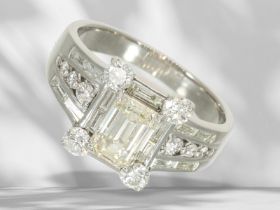 Ring: hochfeiner und außergewöhnlicher Platinring mit Diamantbesatz, Mittelstein 1,05ct