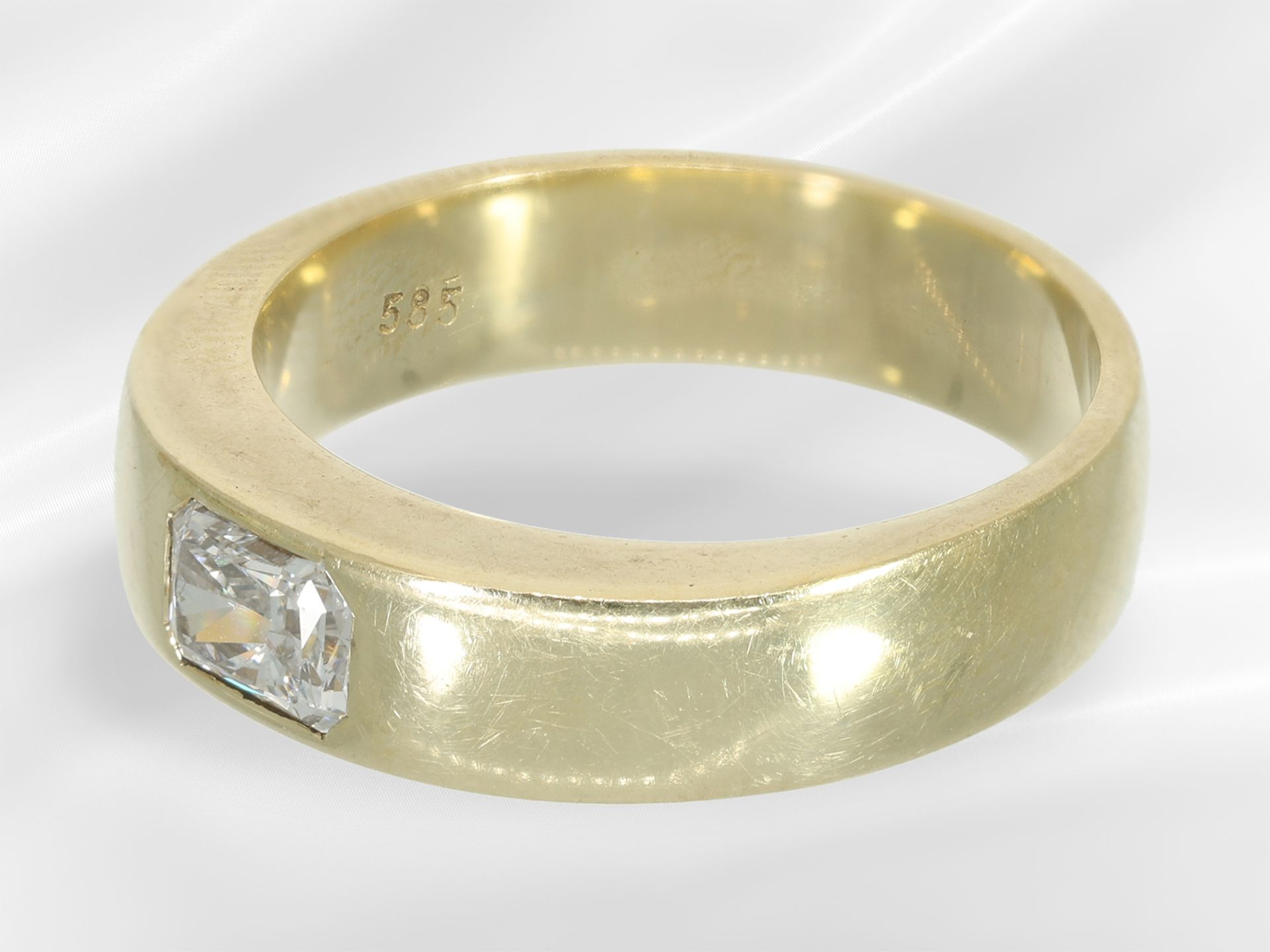 Ring: massiver Goldschmiedering mit feinem Diamant, Cushion-Schliff, ca. 0,6ct - Bild 3 aus 4