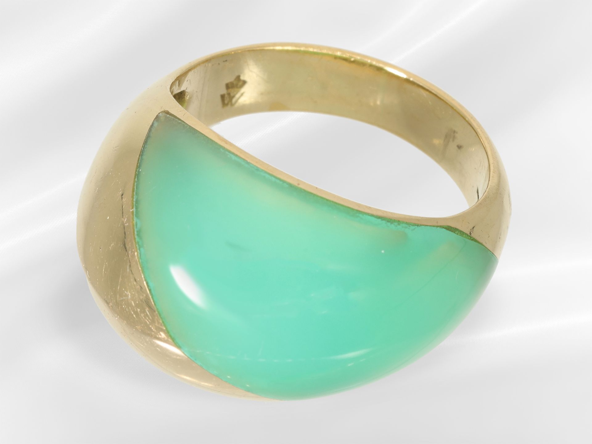 Ring: attractive chrysoprase/designer/goldsmith ring, 18K