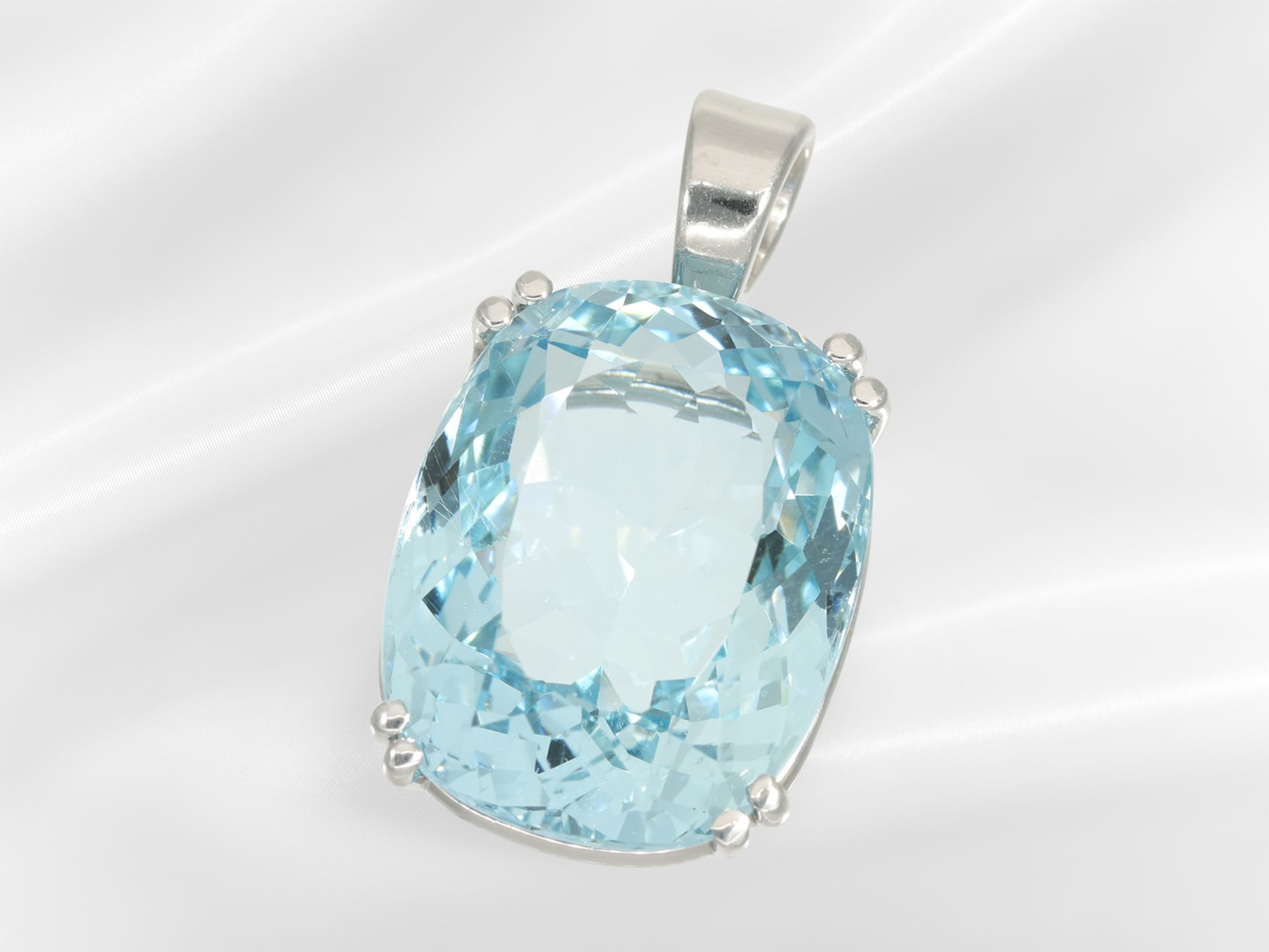 Pendant: very fine, white gold pendant with an unusually beautiful aquamarine, approx. 31ct - Image 2 of 4