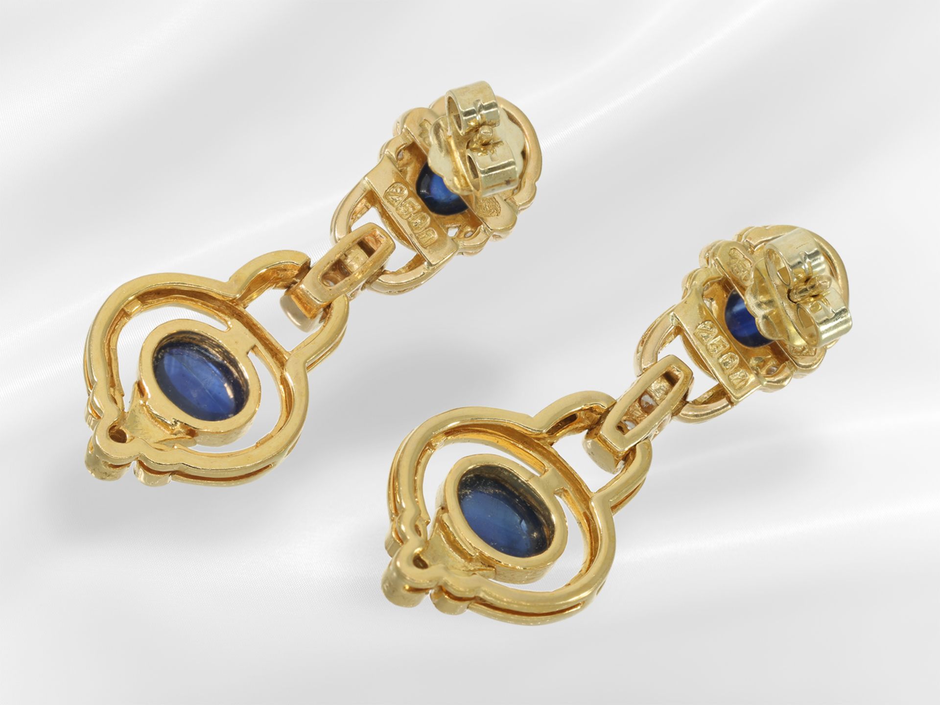 Ohrschmuck: dekorative Brillant/Saphir-Ohrringe aus 18K Gold - Bild 3 aus 3