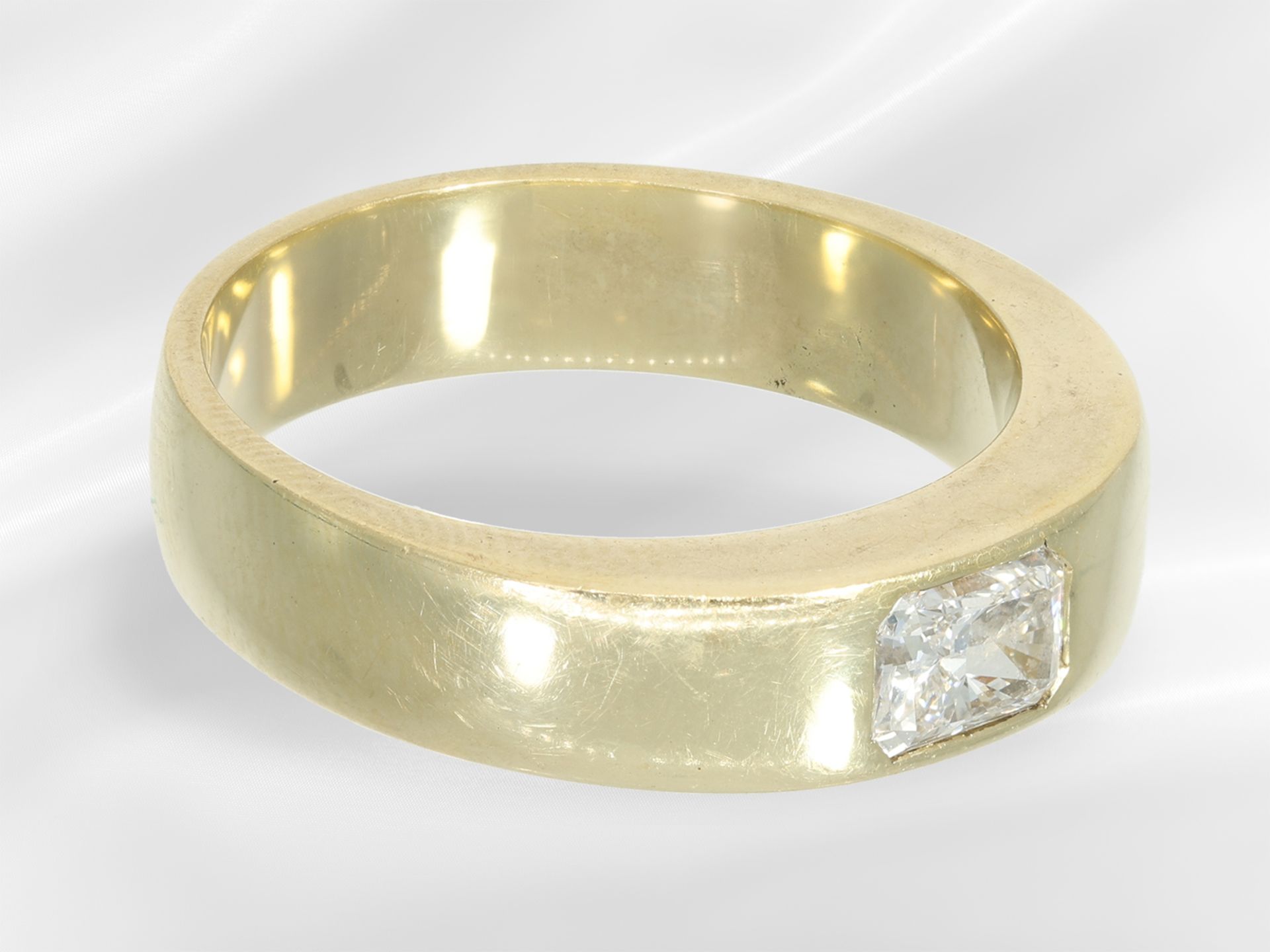 Ring: massiver Goldschmiedering mit feinem Diamant, Cushion-Schliff, ca. 0,6ct - Bild 4 aus 4