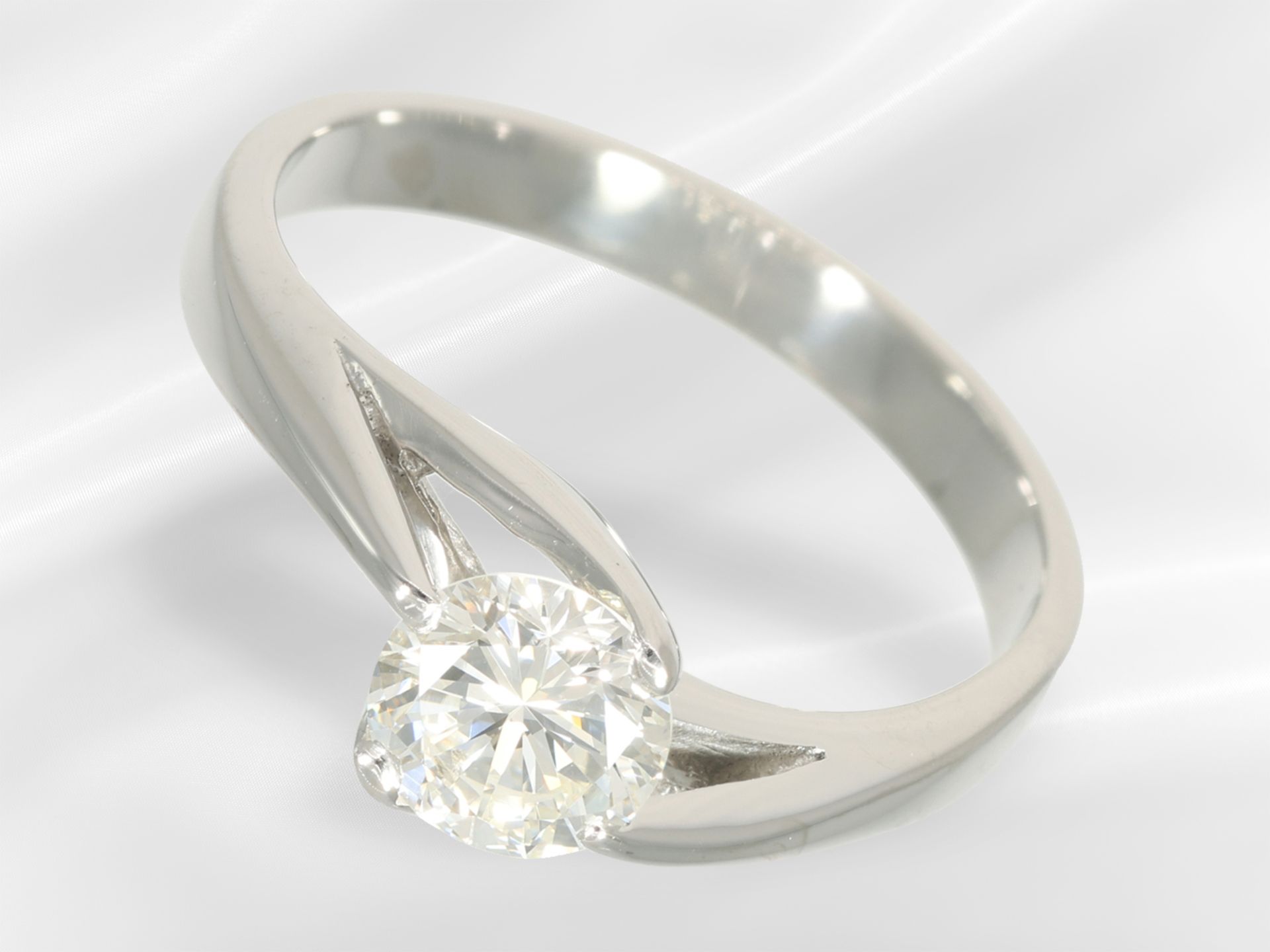 Ring: high-quality solitaire ring from Wempe, brilliant-cut diamond in top quality, flawless, 0.75ct