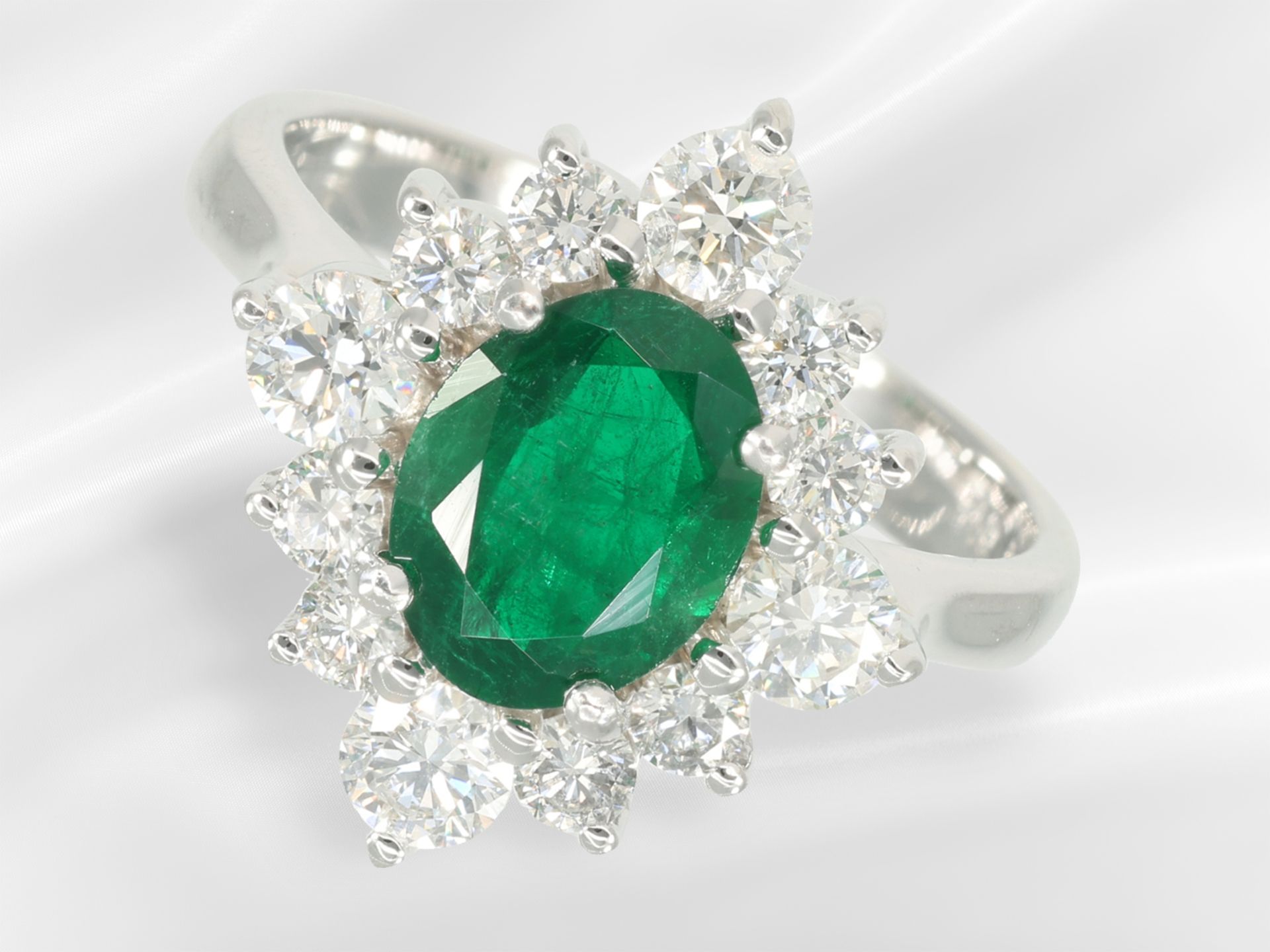 Ring: weißgoldener, neuwertiger und dekorativer Smaragd/Brillant-Blütenring, ca. 2,32ct