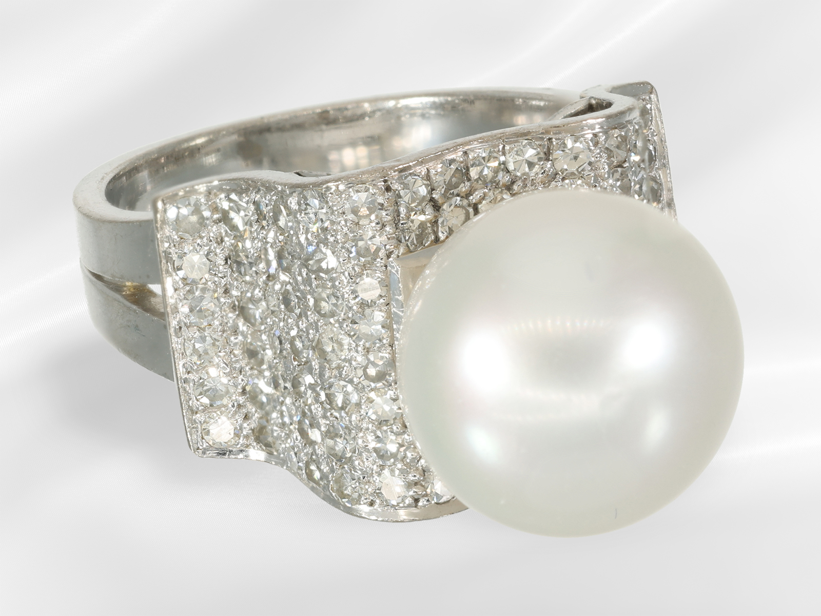 Ring: unusual and interestingly crafted 18k white gold ring with South Sea pearl and diamonds - Image 3 of 6