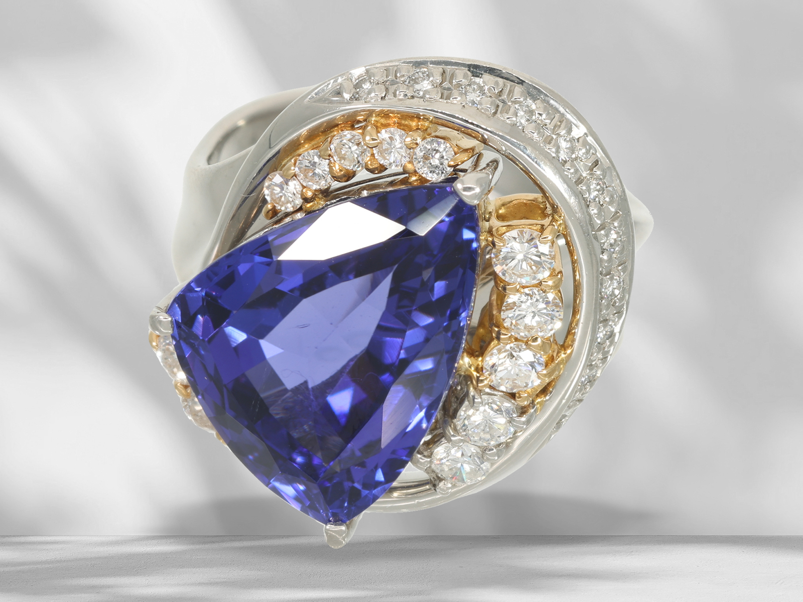 Ring: unique, heavy platinum ring with top quality tanzanite, 8.39ct - Image 6 of 8