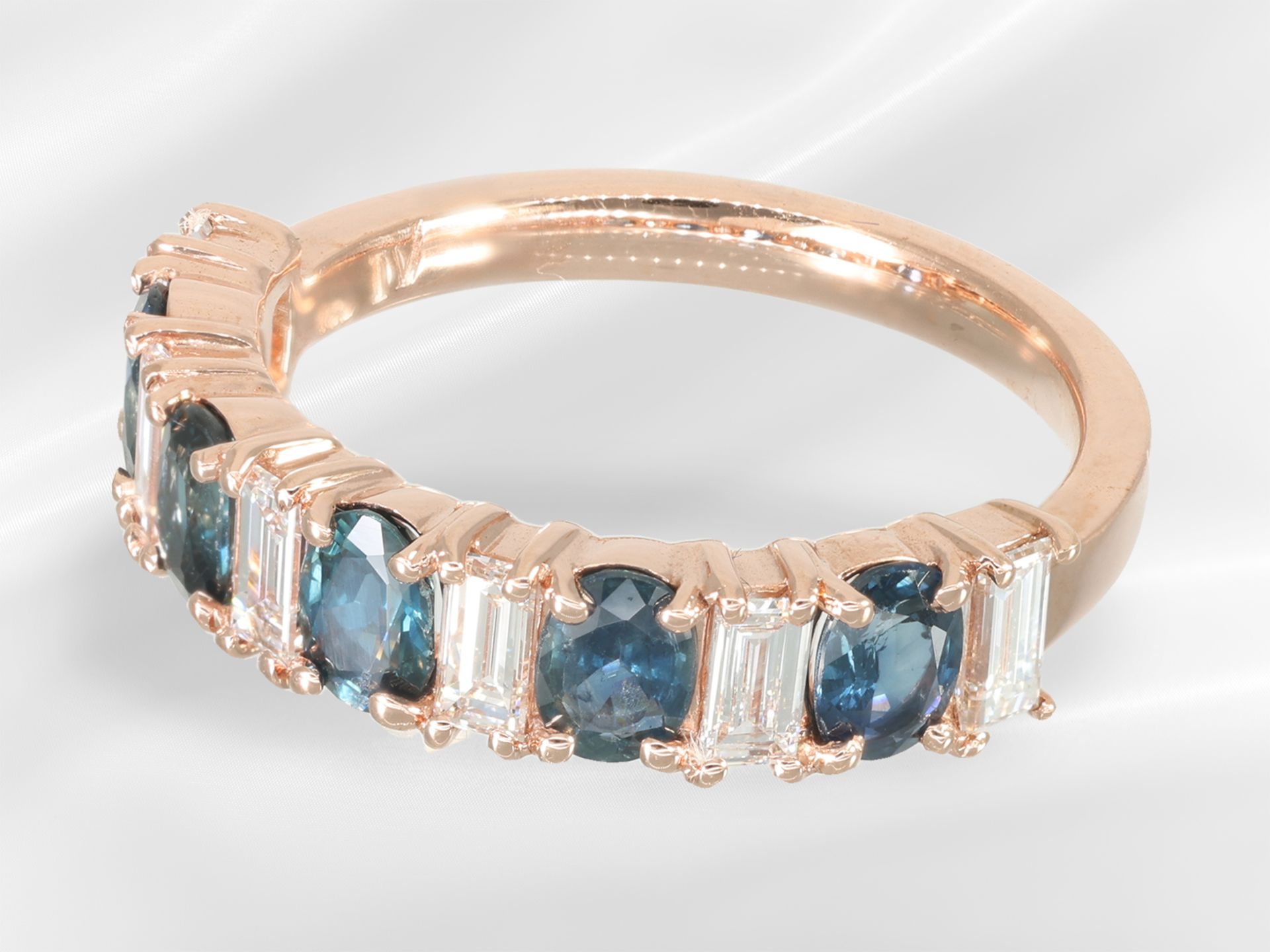 Ring: neuwertiger Ring mit Saphirbesatz und feinsten Diamanten, ca. 2,1ct - Bild 2 aus 3