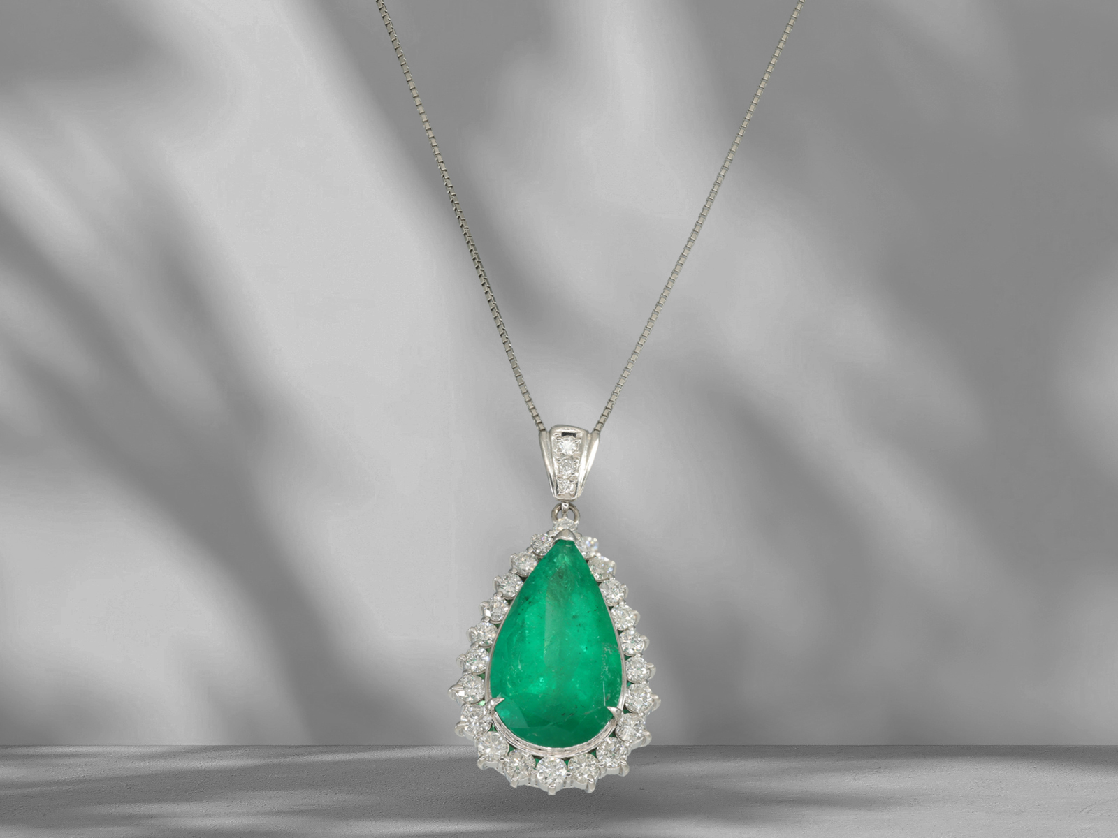 Chain/necklace with precious emerald pendant, platinum, 7.73ct, like new - Image 3 of 4