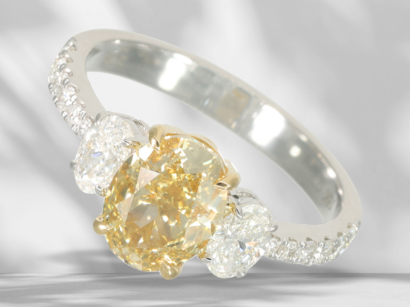 Ring: high-quality fancy diamond ring, centre stone 2.09ct