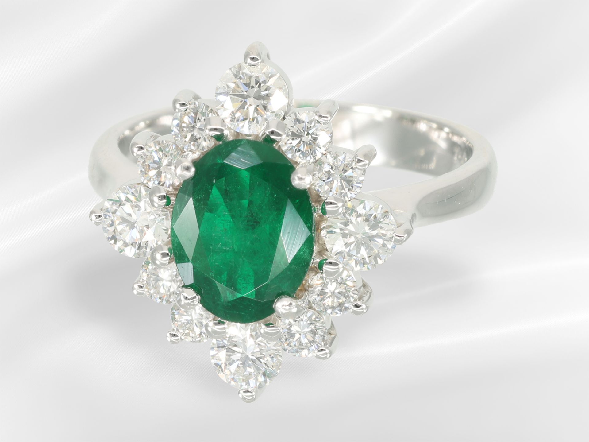 Ring: weißgoldener, neuwertiger und dekorativer Smaragd/Brillant-Blütenring, ca. 2,32ct - Bild 2 aus 5