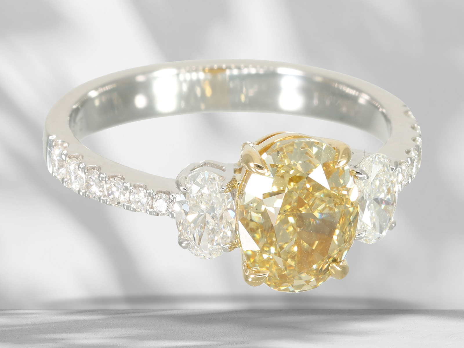 Ring: high-quality fancy diamond ring, centre stone 2.09ct - Image 3 of 6