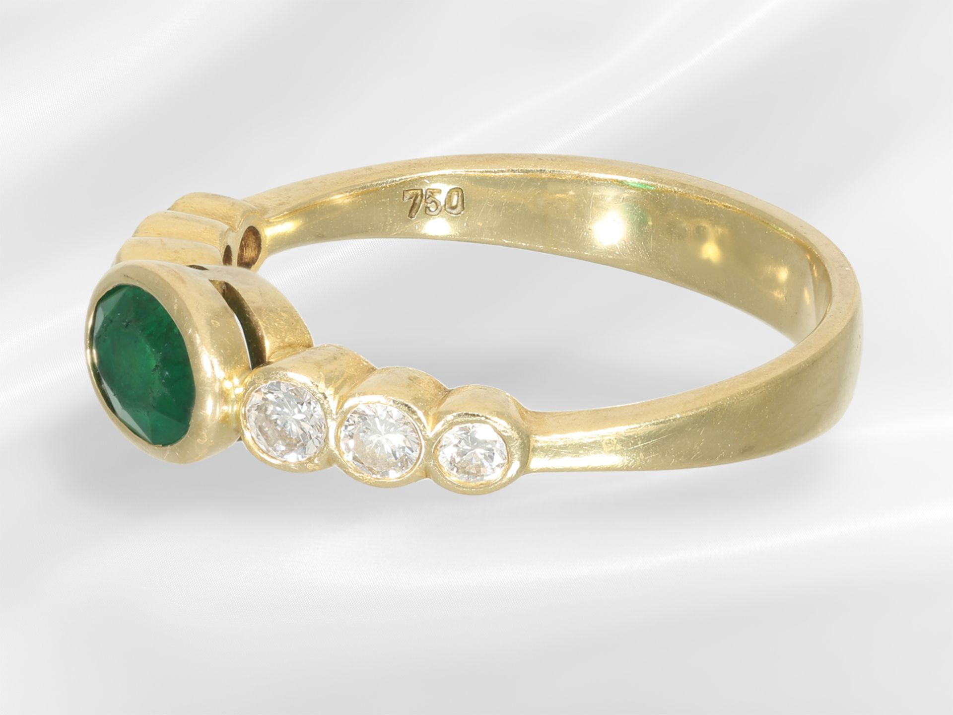 Ring: schöner Smaragd/Brillant-Goldschmiedering, Handarbeit aus 18K Gelbgold - Bild 5 aus 5