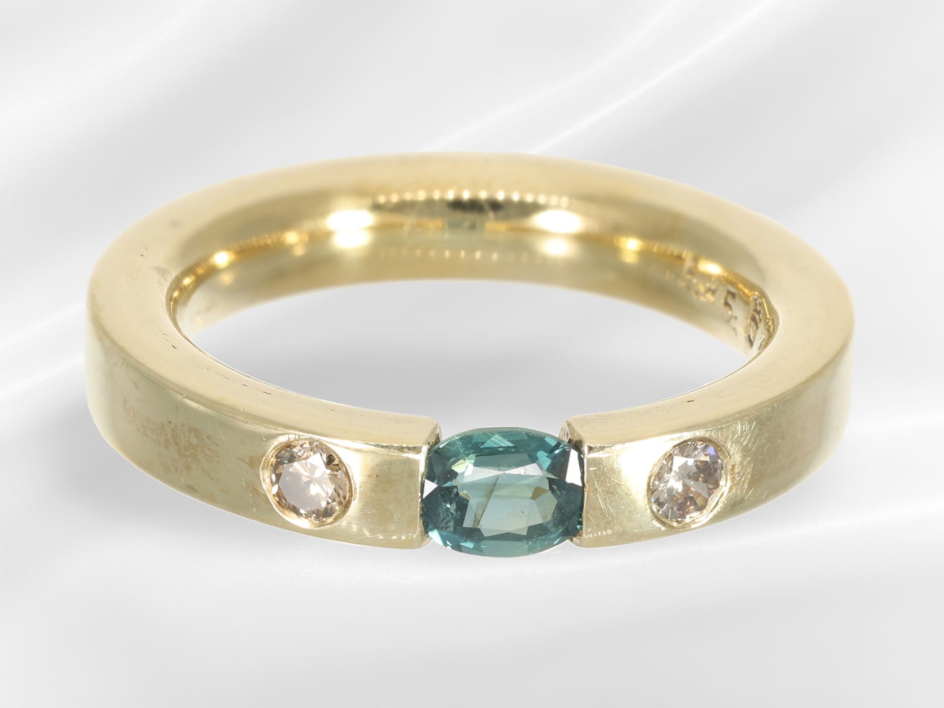 Ring: massiver und moderner Spannring mit einem Saphir und kleinen Brillanten - Bild 2 aus 4