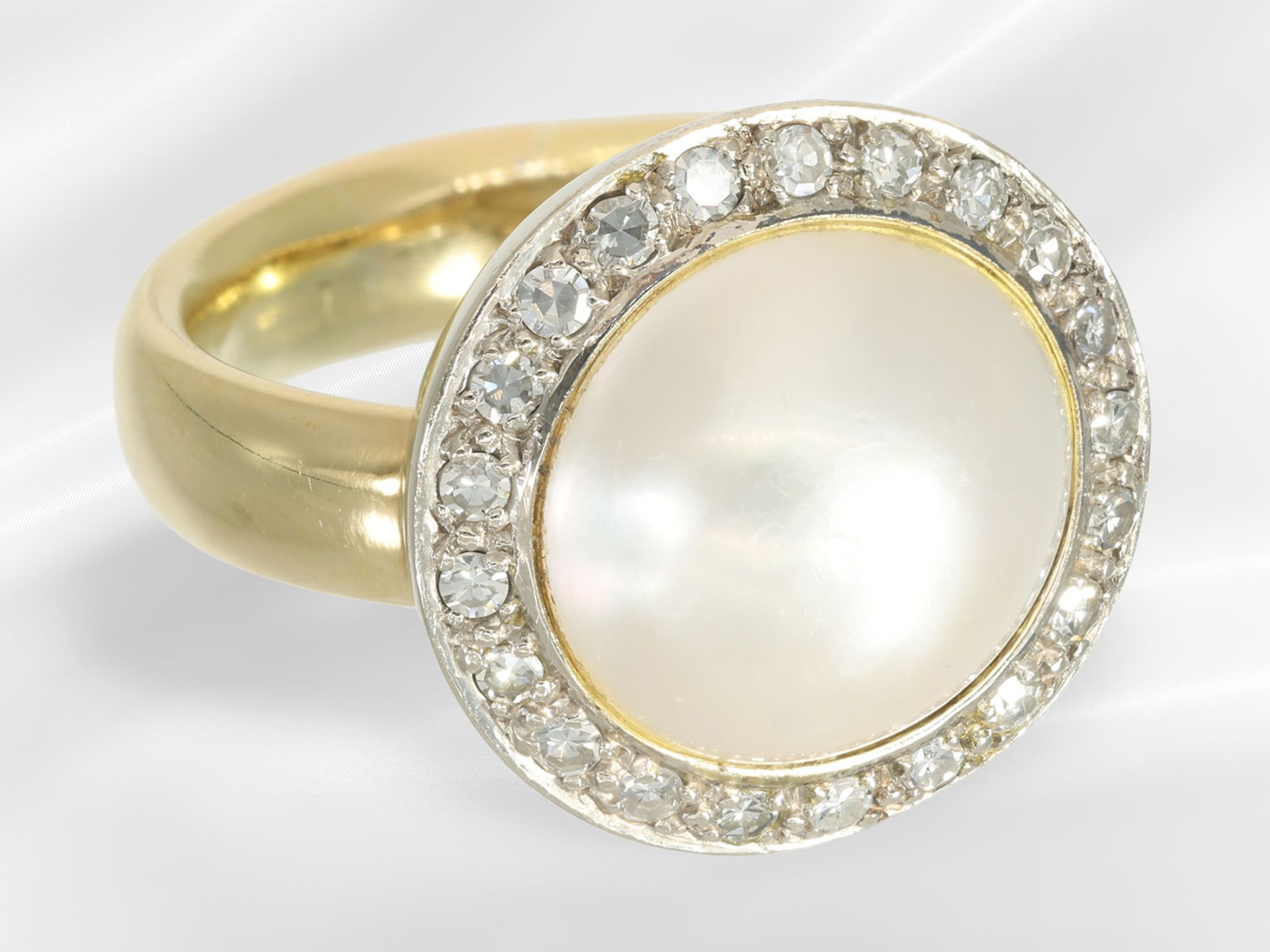 Ring: hochwertiger vintage Goldschmiedering mit Mabé-Perle und Diamanten - Bild 3 aus 4