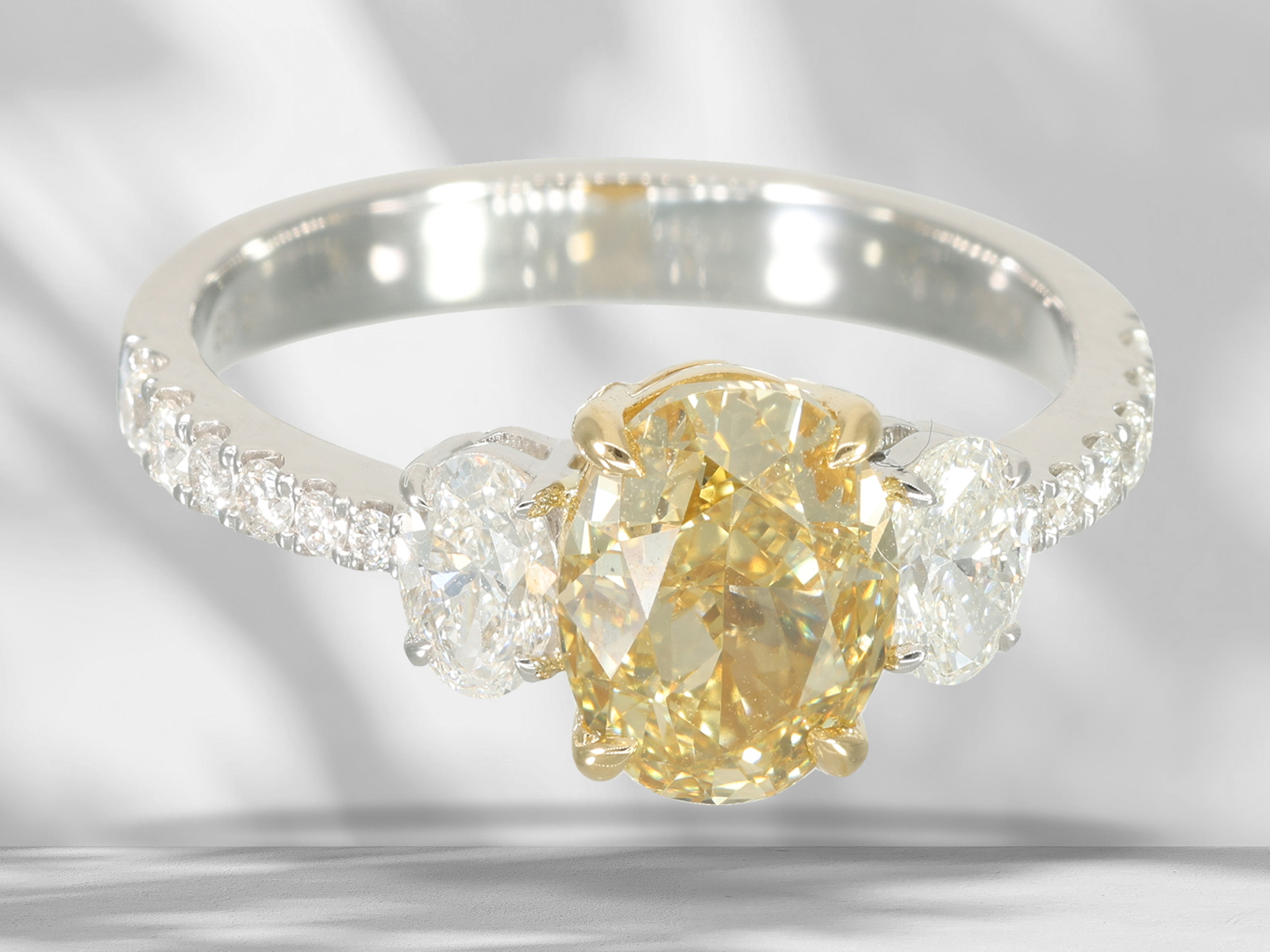 Ring: high-quality fancy diamond ring, centre stone 2.09ct - Image 5 of 6