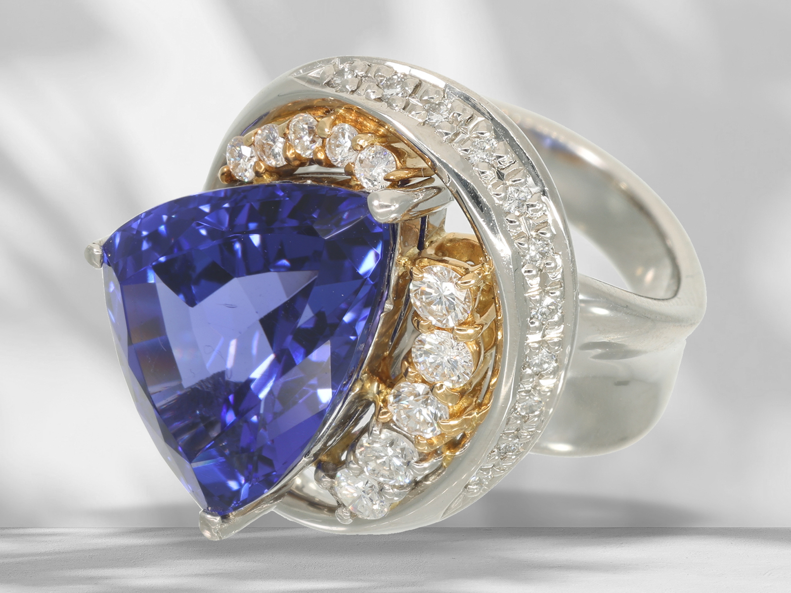 Ring: unique, heavy platinum ring with top quality tanzanite, 8.39ct - Image 7 of 8