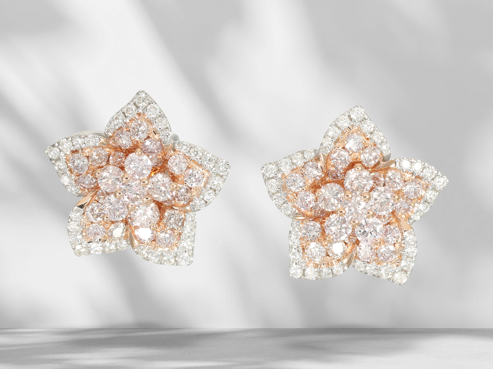 Earrings: modern diamond flower stud earrings with pink and white brilliant-cut diamonds, like new - Image 2 of 6