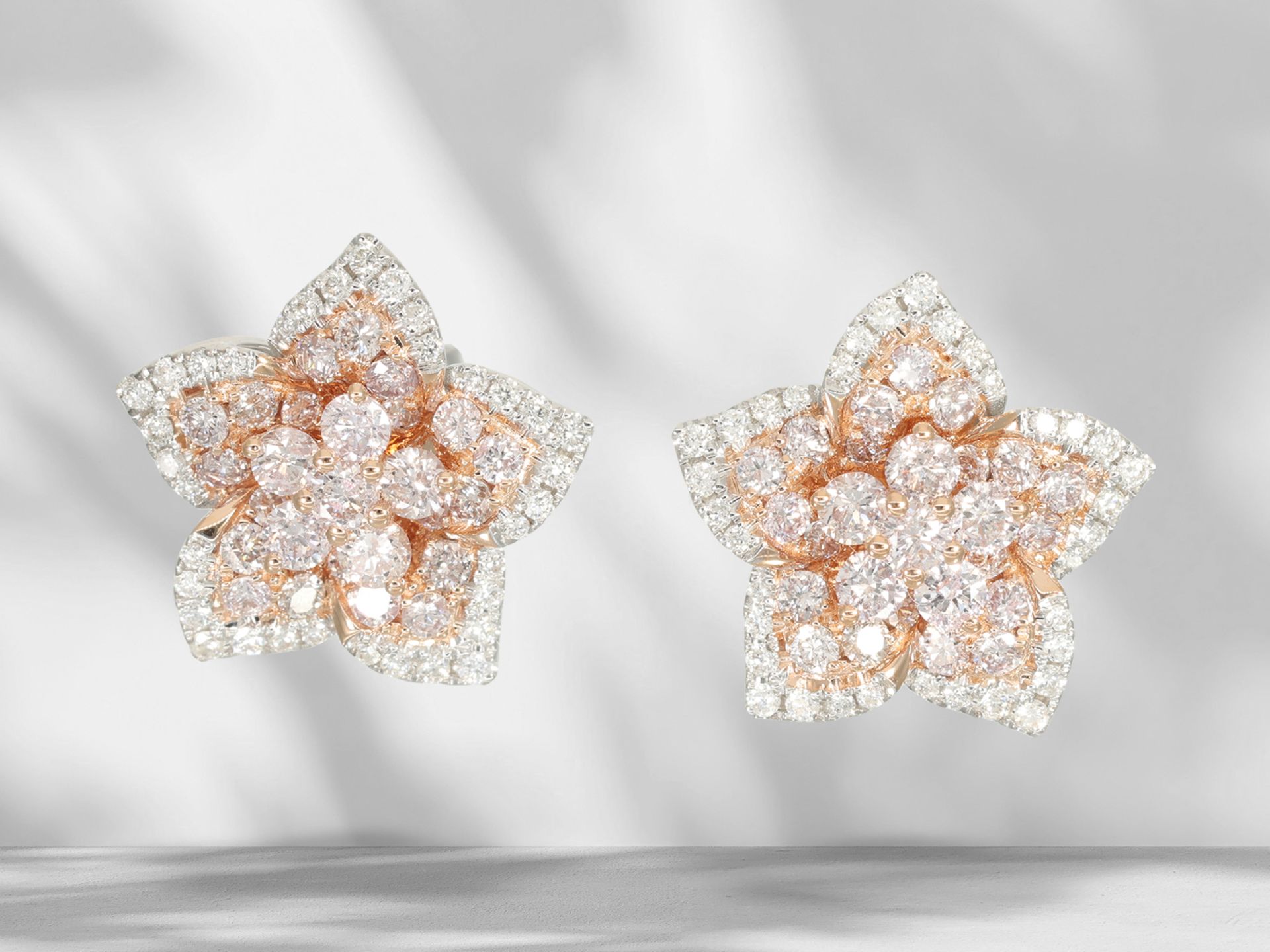 Ohrringe: Moderne Diamant Blüten-Ohrstecker mit pinken und weißen Brillanten, neuwertig - Bild 2 aus 6