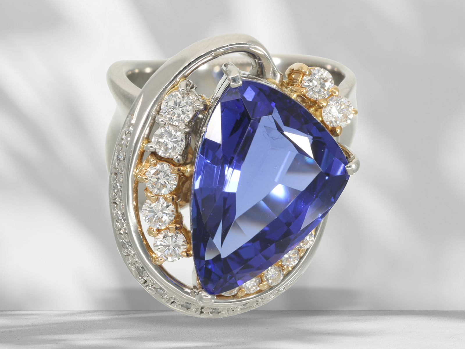 Ring: unique, heavy platinum ring with top quality tanzanite, 8.39ct - Image 3 of 8