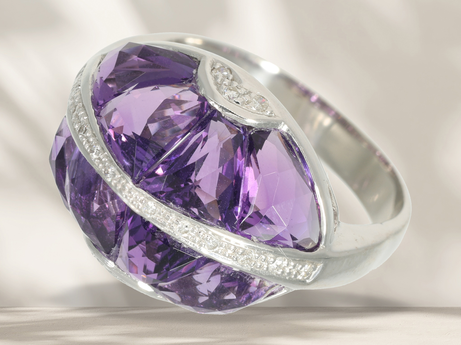 Ring: exceptional designer ring with brilliant-cut diamonds and amethysts, cocktail ring