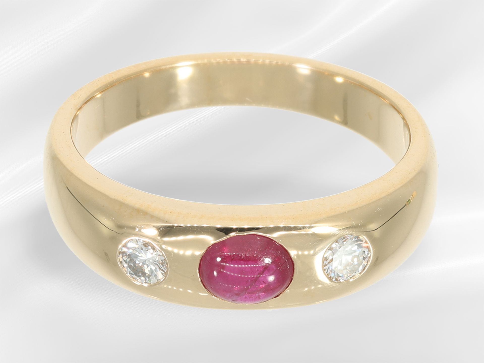 Ring: 3 hochwertige, goldene Bandringe mit Rubin-, Saphir- Brillant-und Smaragdbesatz - Bild 3 aus 4