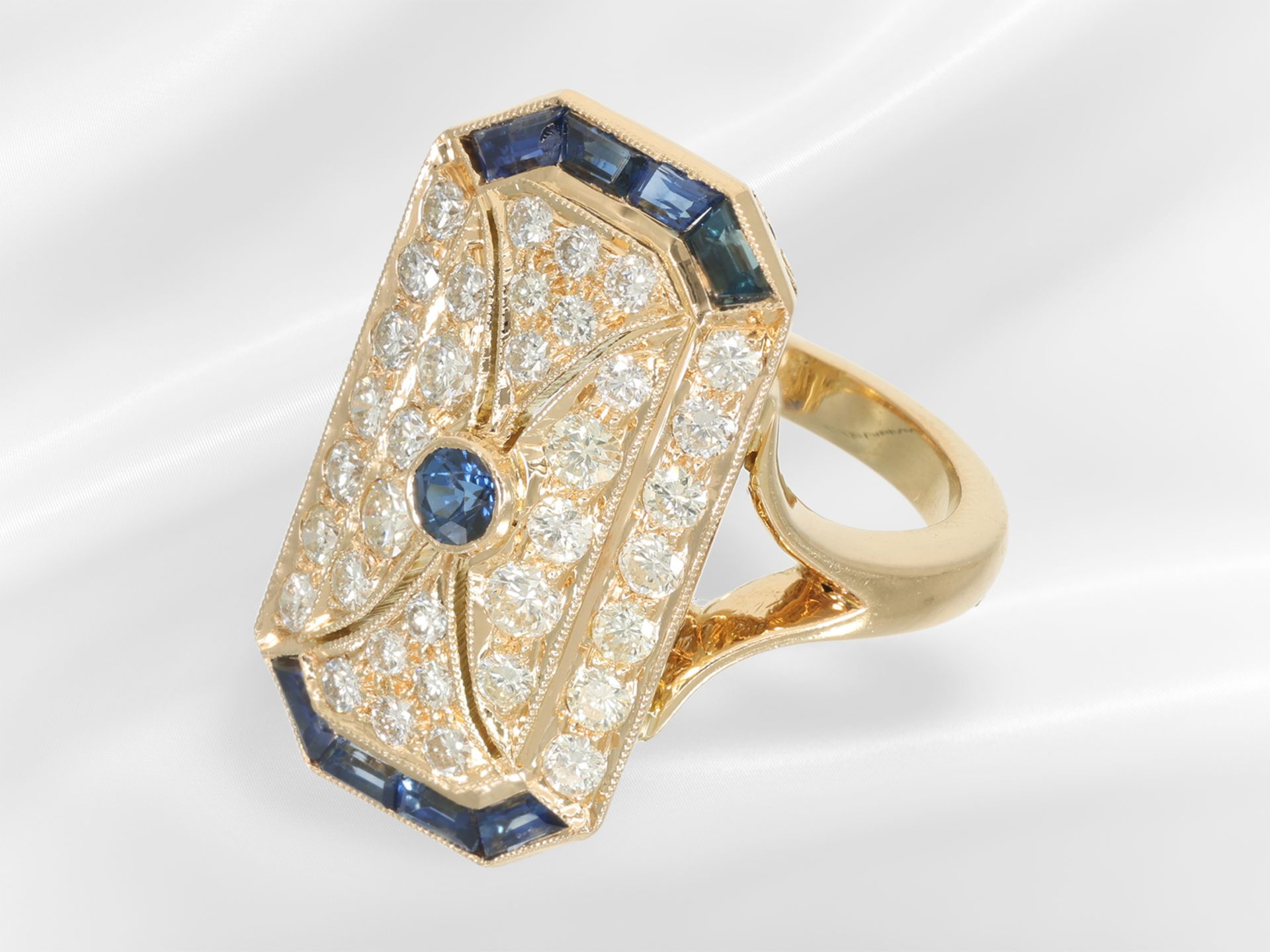 Ring: sehr dekorativ gestalteter Brillant/Saphirring im Art déco Stil, 18K Gold - Bild 3 aus 5