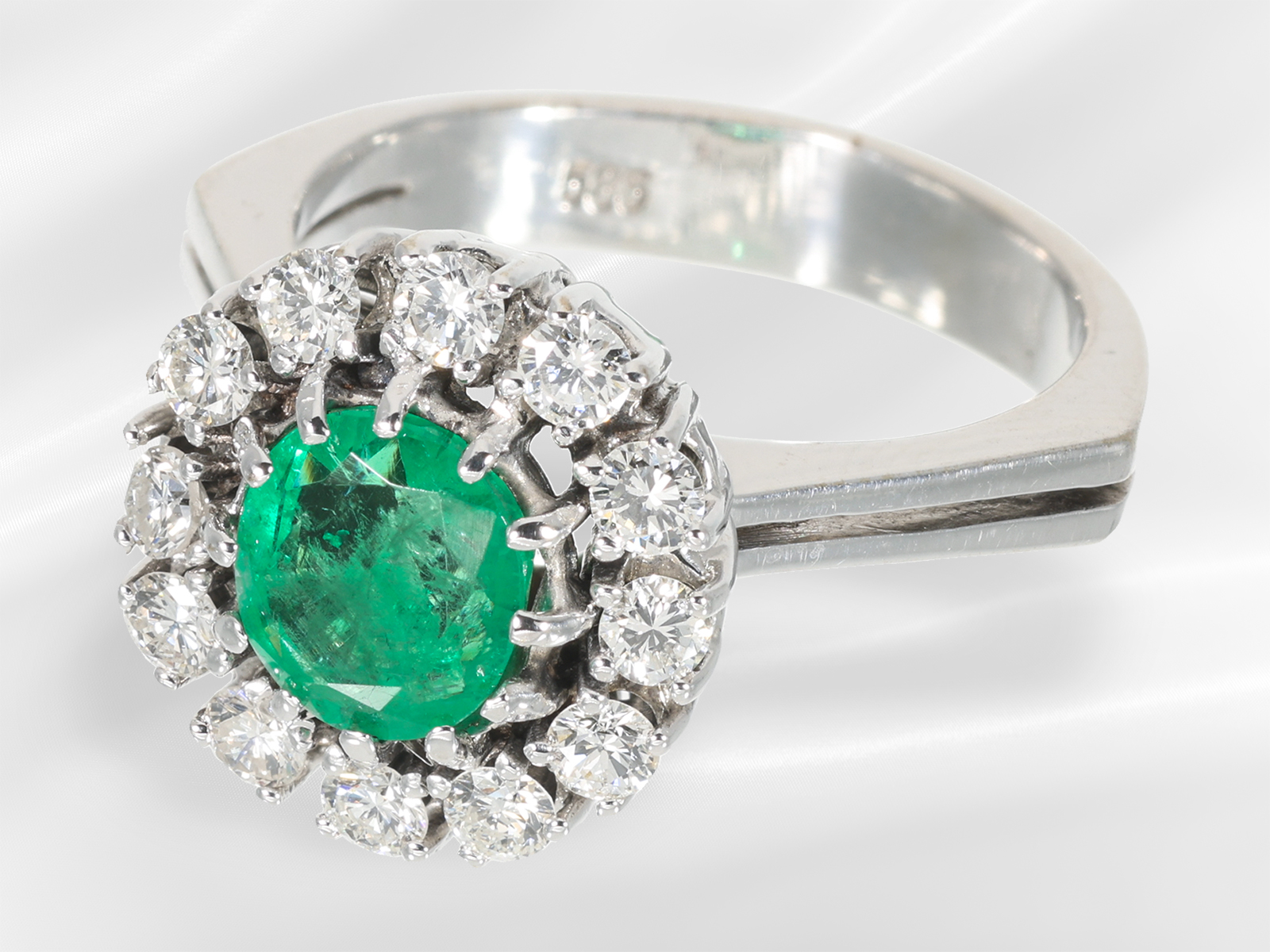 Ring: well-preserved white gold emerald/brilliant-cut diamond flower ring, approx. 1.33ct, including - Image 2 of 5