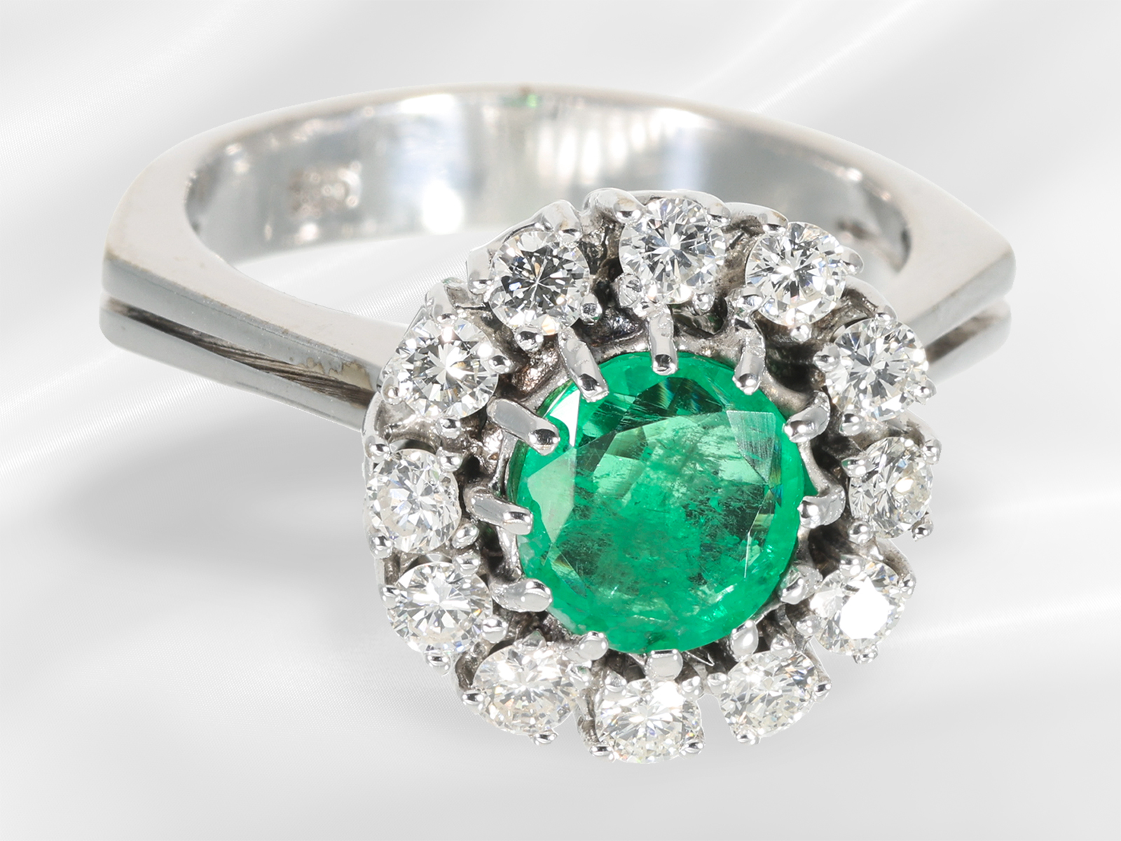 Ring: well-preserved white gold emerald/brilliant-cut diamond flower ring, approx. 1.33ct, including - Image 3 of 5