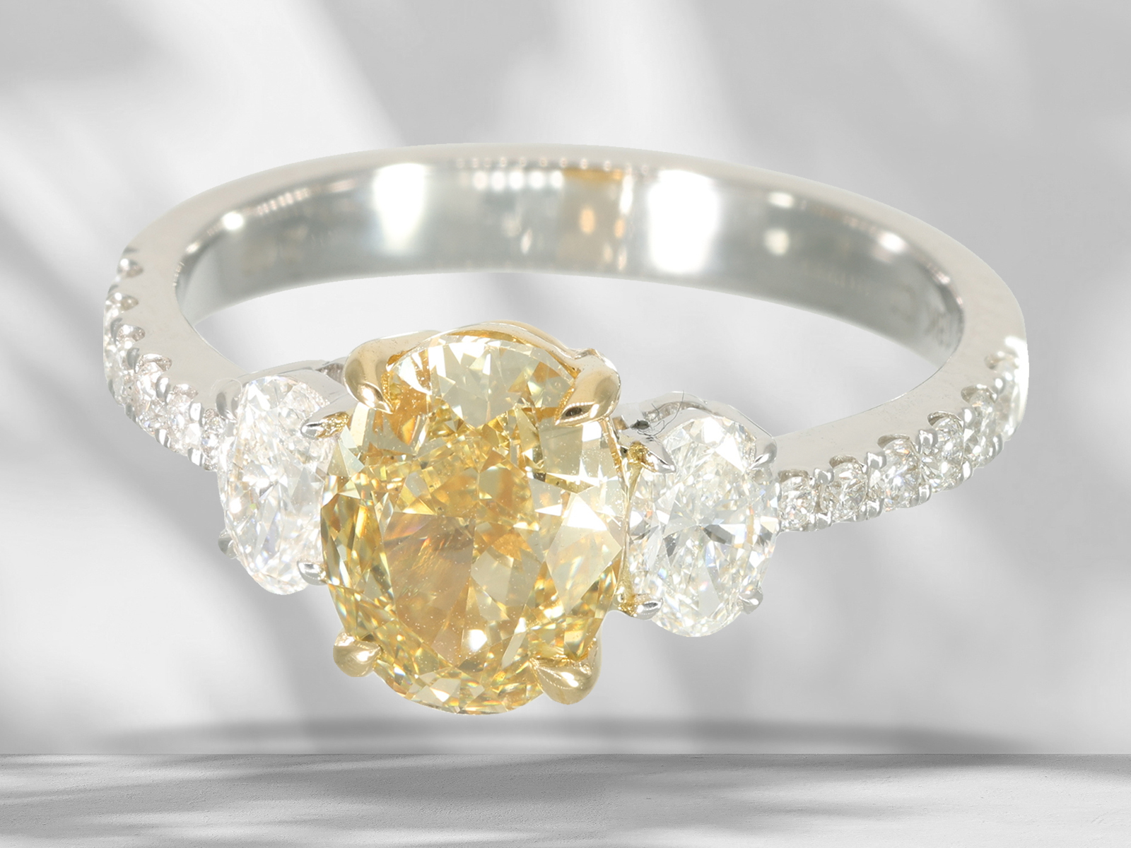 Ring: high-quality fancy diamond ring, centre stone 2.09ct - Image 6 of 6