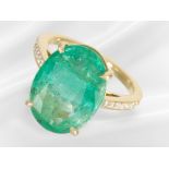 Ring: moderner Goldschmiedering mit großem Smaragd, ca. 7ct